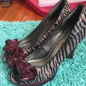 Peep toe pumps